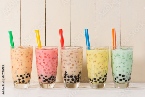 boba-bubble-tea-te-de-leche-variado-casero-con-perlas-en-mesa-de-madera