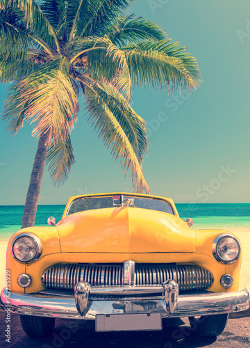 stylistyka-vintage-i-zolty-samochod