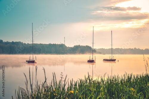 wiosna-rano-nabrzeza-krajobraz-lodzie-na-mgliste-jezioro