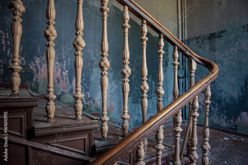 Obraz na płótnie Old stairs in abandoned building