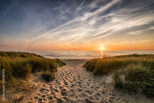 chemin-d-39-acces-a-la-plage-au-coucher-du-soleil