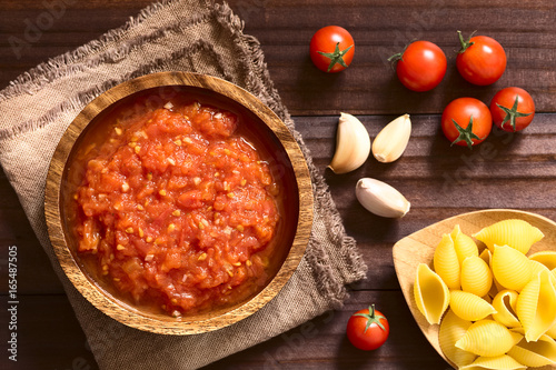 hausgemachte-traditionelle-italienische-marinara-oder-pomodoro-tomatensauce-aus-frischen-tomaten-knoblauch-getrockneten-oregano-und-salz-fotografiert-overhead-mit-naturlichem-licht-selektiver-fokus-auf-die-sauce