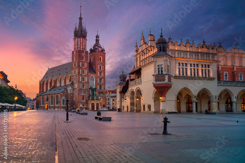 imagen-de-cracovia-del-casco-antiguo-de-cracovia-polonia-durante-el-amanecer