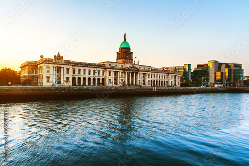 Stampa su Tela The Custom house in Dublin, Ireland in the evening