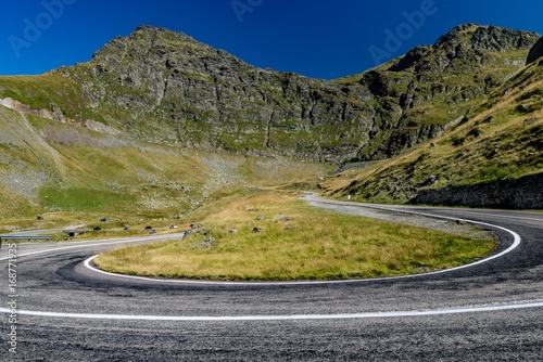krzywa-na-drodze-w-fagaras-gorach-rumunia