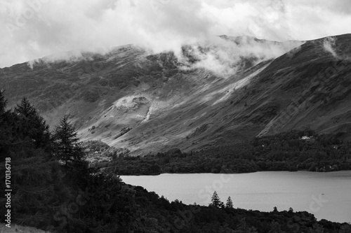 las-i-jezioro-derwent-water-keswick-kraina-jezior