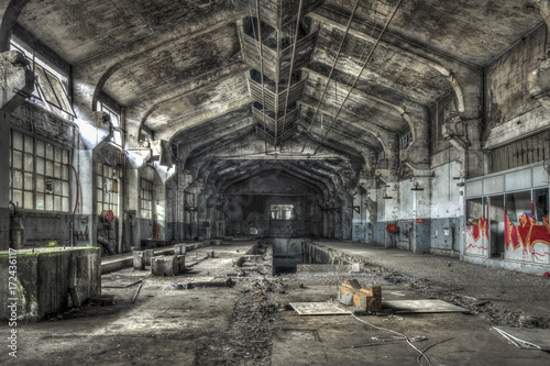 hala-fabryczna-styl-industrialny