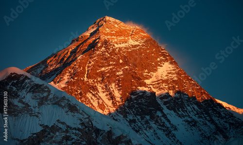 najwyzsza-gora-swiata-everest-8848-m-poludnie