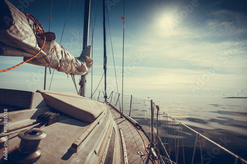 navegando-en-velero-durante-el-clima-soleado