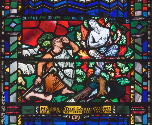 londyn-wielki-brytania-wrzesien-16-2017-witraz-moses-i-plonacy-bush-w-koscielnym-st-etheldreda-charles-blakeman-1953-1953