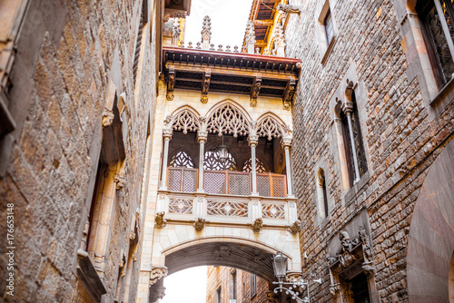 ver-en-el-puente-de-los-suspiros-en-el-casco-antiguo-de-la-ciudad-de-barcelona