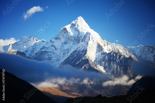 niesamowita-gora-ama-dablam