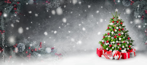 fondo-de-navidad-con-arbol-de-navidad-y-regalos-en-la-nieve-enmarcado-con-ramas-de-abeto