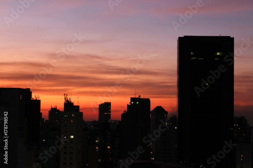 Pôr-do-sol em meio aos edifícios da capital de São Paulo, Brasil