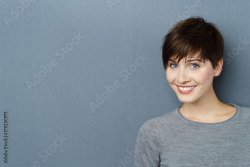 glückliche junge frau mit kurzen haaren © contrastwerkstatt