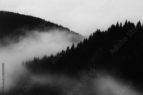 ciemny-minimalny-krajobraz-czarno-biale-dekoracje-z