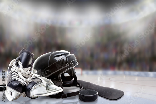 casco-de-hockey-sobre-hielo-patines-palo-y-disco-en-pista