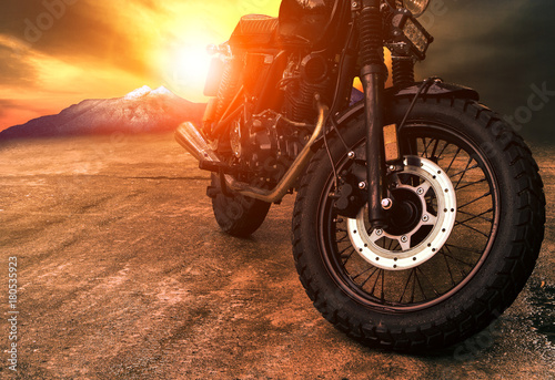 altes-retro-motorrad-und-schoner-sonnenunterganghimmelhintergrund
