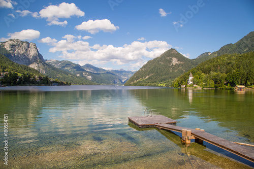 idylliczne-gorskie-jezioro-rano-w-srodku-alp