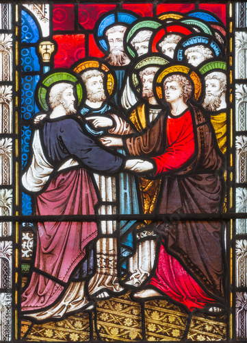 londyn-wielki-brytania-wrzesien-19-2017-st-paul-anong-apostolowie-na-witrazu-w-st-mary-opata-kosciol-na-kensington-glownej-ulicie