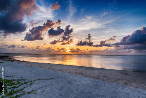 wschod-slonca-nad-morzem-ocean-fala-w-maldives