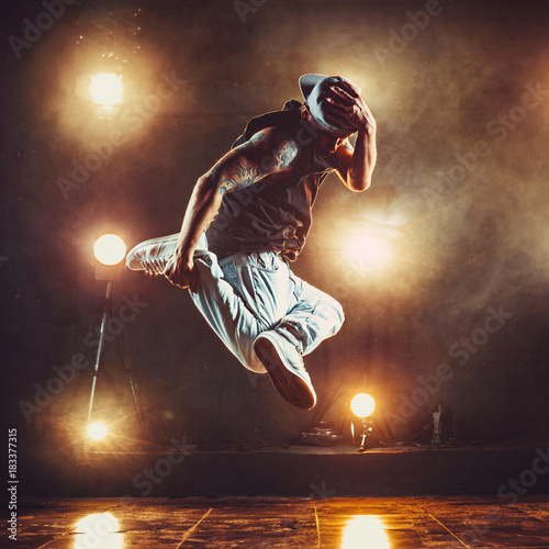 Obraz Fotograficzny Young man break dancer