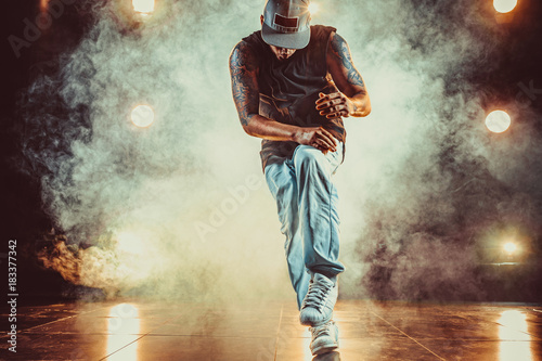 Obraz Fotograficzny Young man break dancer