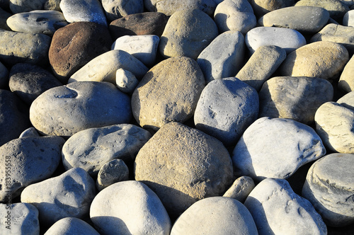 rocas-redondas-alisadas-por-el-agua
