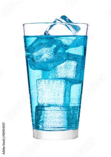 szklo-niebieskiej-energii-gazowanej-wody-z-lodem