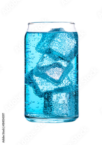 szklo-niebieskiej-energii-gazowanej-wody-z-lodem