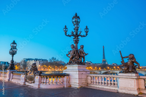 el-puente-alejandro-iii-sobre-el-rio-sena-en-paris
