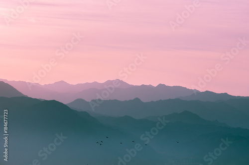 pasmo-gorskie-przy-wschodu-slonca-swiatlem