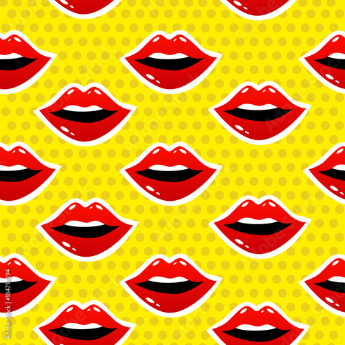 levres-feminines-bouche-avec-un-baiser-sourire-langue-dents-et-embrasse-moi-lettrage-sur-fond-modele-sans-couture-comique-de-vecteur-dans-un-style-retro-pop-art-modele-sans-couture-abstraite-pour-les-filles-les-garcons-les-vetements