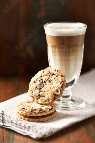 migdalowe-ciasteczka-z-latte-macchiato-w-szklance