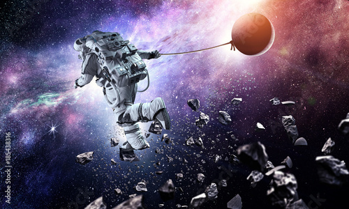 fantasiebild-mit-raumfahrerfangplaneten-gemischte-medien