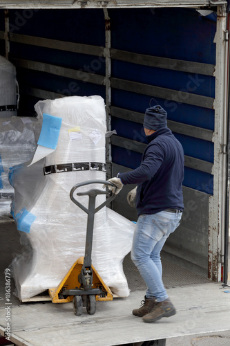 Operaio addetto alla consegna e allo scarico delle merci