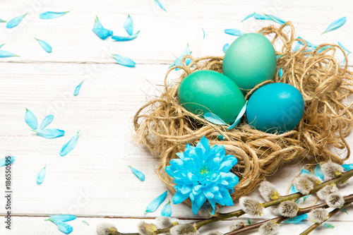 fondo-de-pascua-con-coloridos-huevos-de-pascua-y-amentos-con-lugar-para-su-propio-texto