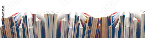 Revistas y libros sobre fondo blanco.Entretenimiento y lectura.