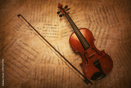 classic-vintage-violin-on-the-sheet-music