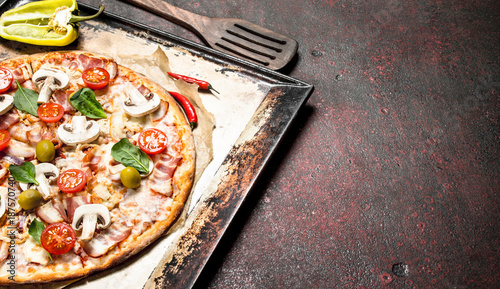 frische-pizza-mit-pilzen-speck-und-tomaten