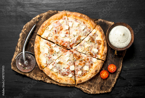 pizza-mit-kase-und-aromatischen-krautern