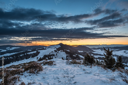 Pasmo górskie Małe Pieniny zimą © kabat