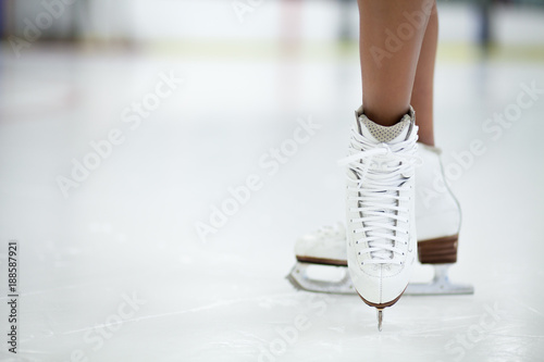 patines-de-figuras-de-cerca-en-el-hielo