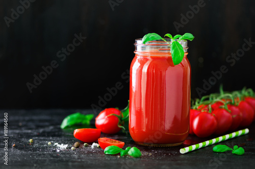 organischer-frischer-tomatensaft-in-einem-glasgefas-in-einem-basilikum-in-einer-kirsche-in-einem-salz-in-einem-pfeffer-und-in-einem-stroh-auf-dunkelschwarzem-hintergrund-sauberes-essen-und-diatkonzept-kopieren-sie-platz