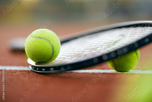 pelotas-de-tenis-deportivas-y-raquetas-en-la-cancha