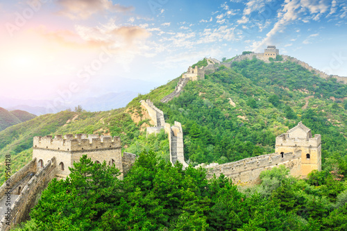 gran-muralla-china-en-la-seccion-jinshanling-paisaje-natural-al-atardecer