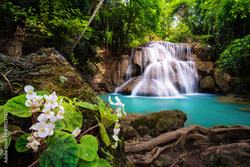 wodospad-w-tajlandii-o-nazwie-huay-lub-huai-mae-khamin-w-kanchanaburi-provience