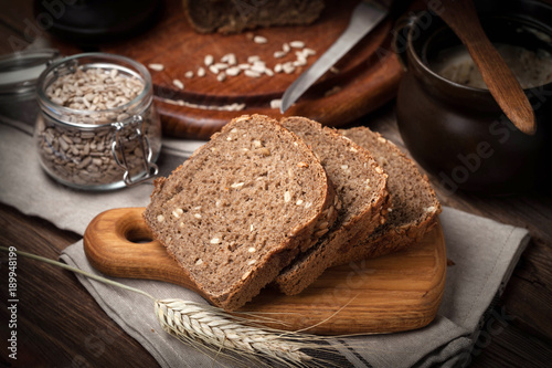 vollkornbrot-mit-sonnenblumenkernen