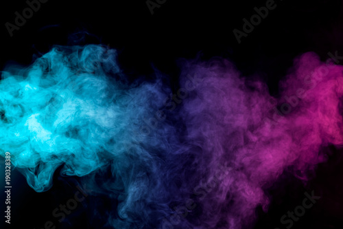 zwarty-stubarwny-dym-czerwieni-purpur-i-menchii-kolory-na-czarnym-odosobnionym-tle-tlo-dymu-vape
