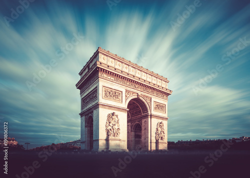 luk-triumfalny-paryz-francja